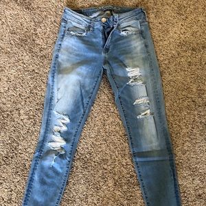 Light Wash American Eagle Ripped Skinny Jeans